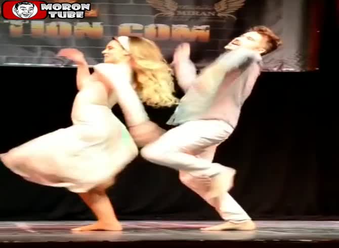 Video :She neglected to wear underwear, oops!